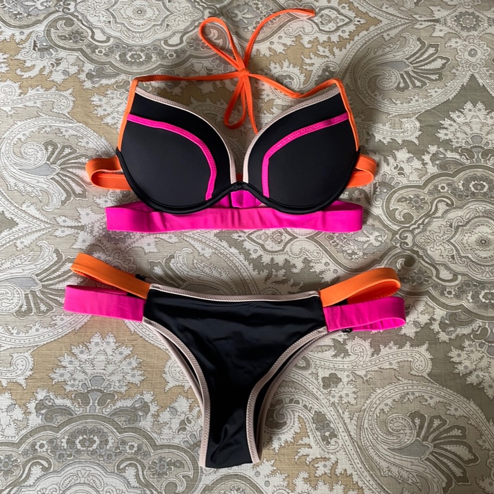 Victoria’s Secret push up/scrunch butt bikini🖤